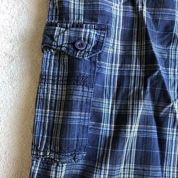 Airwalk Men’s Blue Plaid Cargo Shorts - Picture 4 of 16